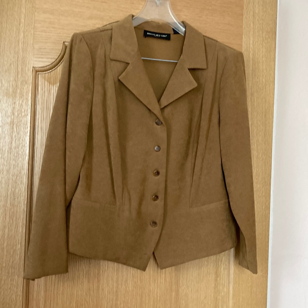 Women light weight jacket. Size 14P. Made in Guatemala.